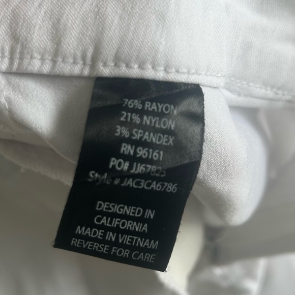 BeBop Women's Stretch White Shorts. Size 9 - Picture 7 of 9